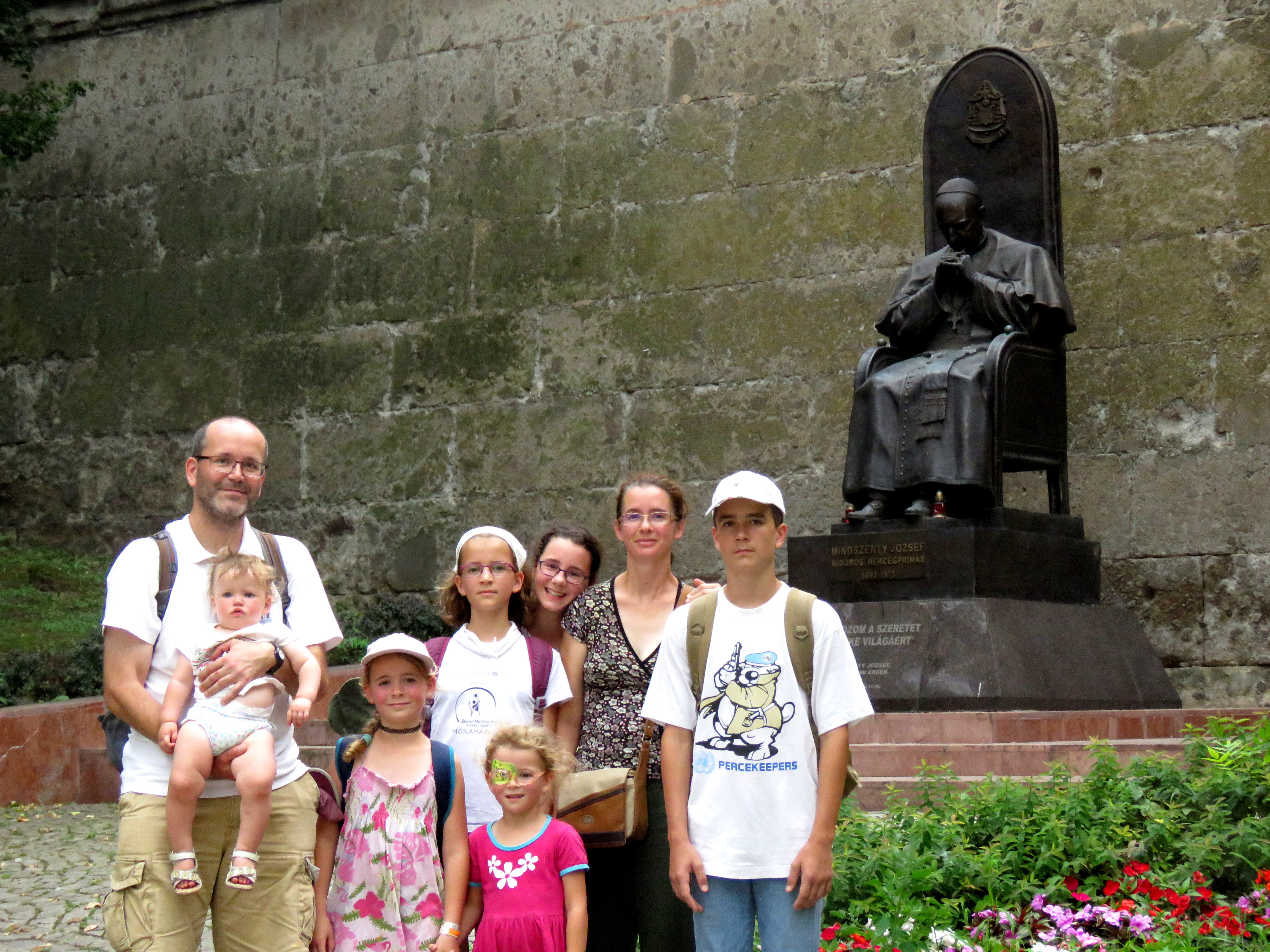 esztergomi családi kirándulás Mindszenty szobra előtt